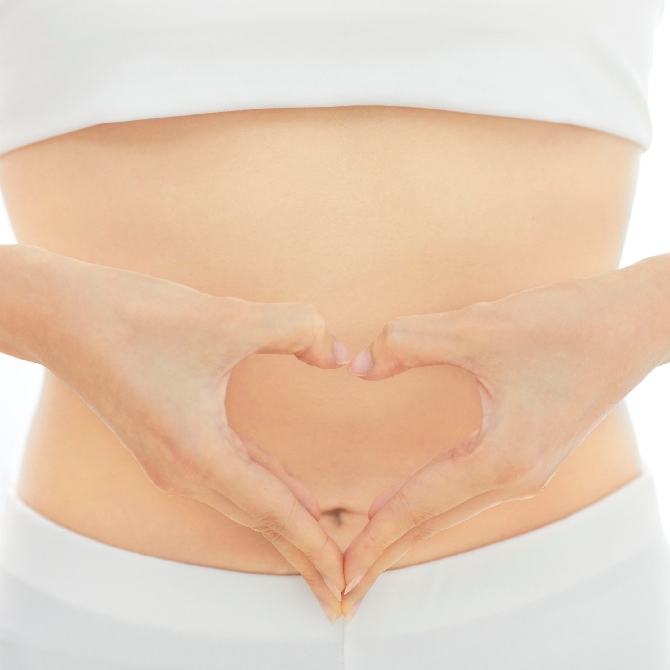 Szétnyílt hasizomhoz kapcsolódó hasi terület női testen